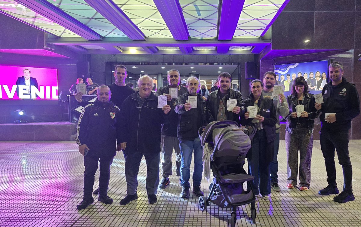 En la #NocheDeLosMuseos mucha gente visitando la TV Pública para conocer nuestro trabajo desde adentro, los estudios y controles del canal. 

También se enteraron de nuestra lucha en defensa de los medios públicos y de nuestros derechos.