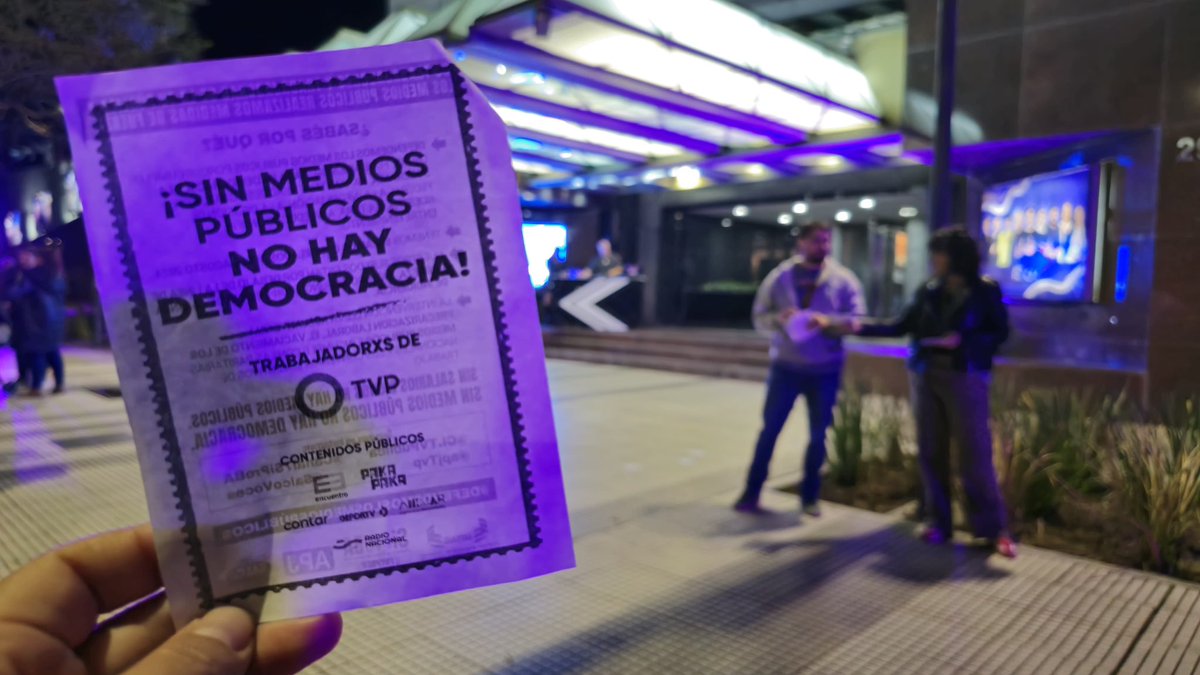 AguLecchi's tweet photo. En la #NocheDeLosMuseos mucha gente visitando la TV Pública para conocer nuestro trabajo desde adentro, los estudios y controles del canal. 

También se enteraron de nuestra lucha en defensa de los medios públicos y de nuestros derechos. https://t.co/O9fYSNe7tN