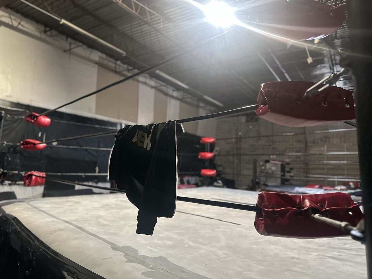 ARealFoxx's tweet image. Neck gimmick takin heat on me.
The comeback is silent but the discipline x work is on 10‼️ 1 deliberate step at a time. discipline is the hardest damn part. Went from all go to STOP. Sittin around more than ever feelin like a caged animal. 
But im 4ever UNBROKEN
#stepbystep 
🚀