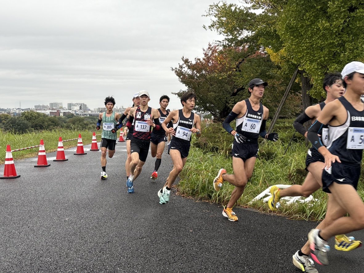 ＼第3関門！／
ランナーが明神池前バス停付近（13.7km）を通過しました🏃‍♂️!!
📌関門閉鎖時刻：9時54分
 
#setagaya246 #スポーツ #駒沢公園