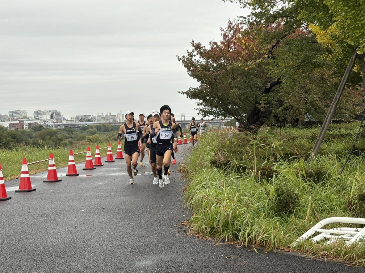 setagaya246half's tweet photo. ＼第3関門！／
ランナーが明神池前バス停付近（13.7km）を通過しました🏃‍♂️!!
📌関門閉鎖時刻：9時54分
 
#setagaya246 #スポーツ #駒沢公園 https://t.co/WwUv0Mwqb4