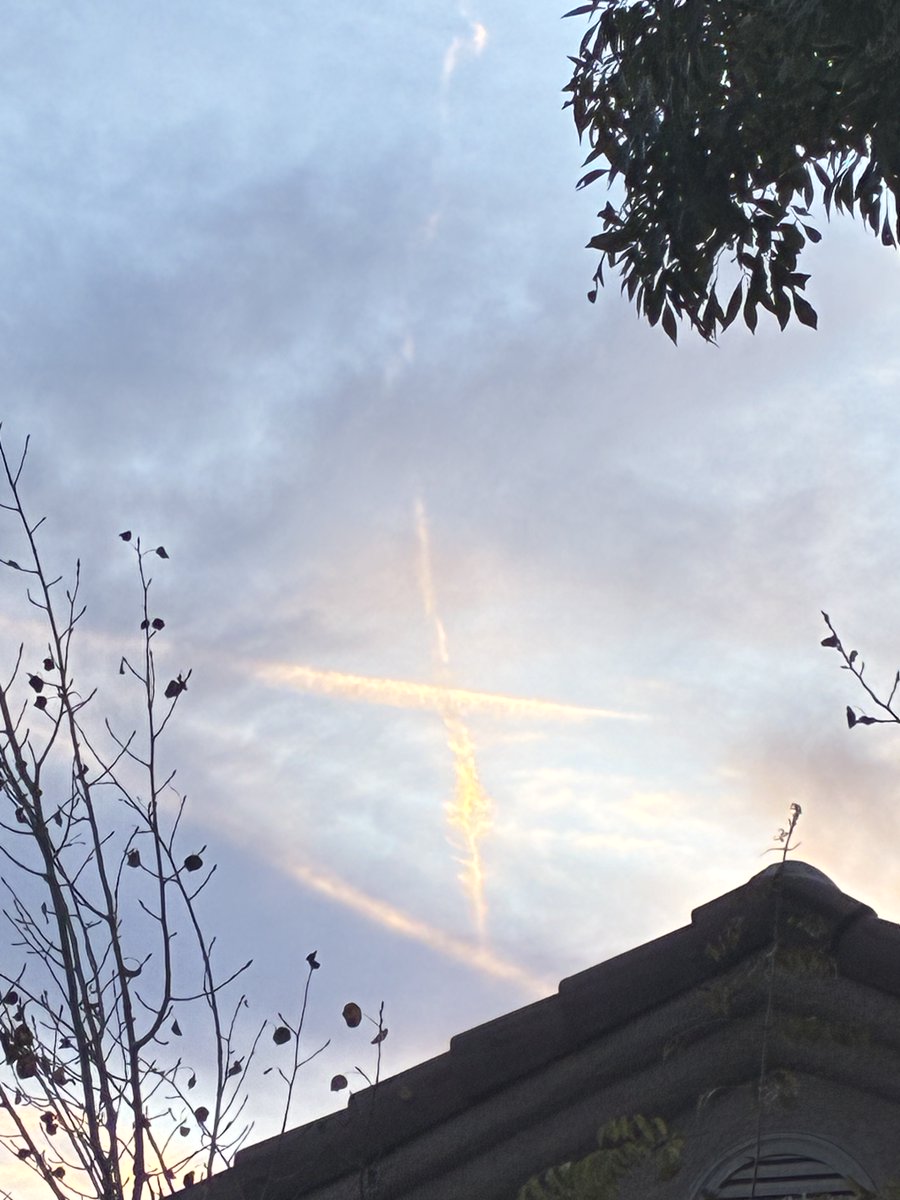 right2scripture's tweet image. Taken just now over my neighborhood. Go Jesus!