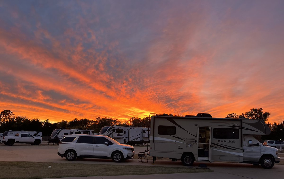 walkerdj01's tweet image. Beautiful Yukon, OK sunset this evening.