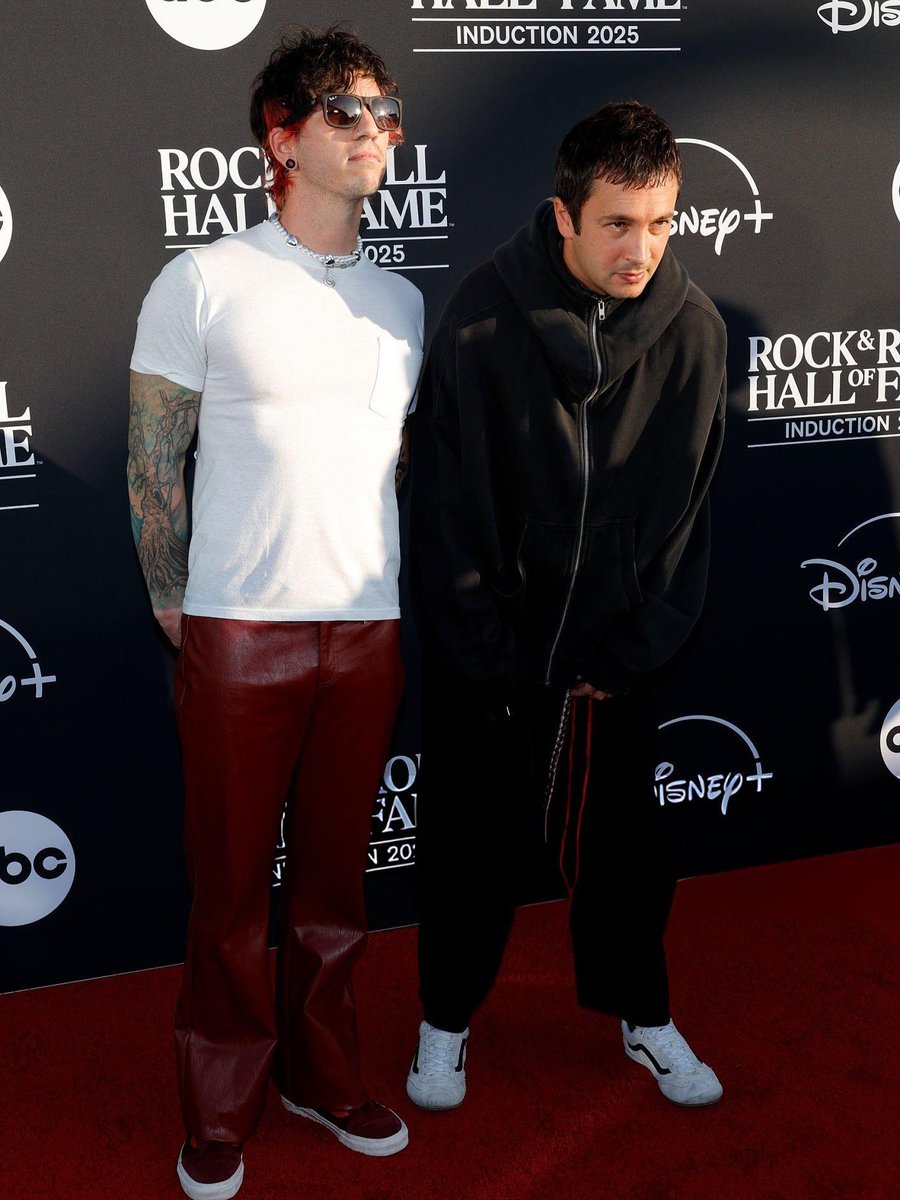 TylerOnceSaid's tweet photo. twenty one pilots at the rock and roll hall of fame red carpet. THEY LOOK SO GOOD. https://t.co/yLD6UqNf8F