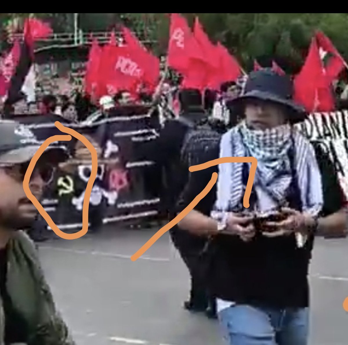 <a href="/ArturoVill7/">Arturo Villegas (nueva cuenta)</a> ¡Qué demonios tiene que ver el símbolo del comunismo y el trapo pro Hamas, nada más lejano  a lo que es el movimiento de la #GeneracionZ!