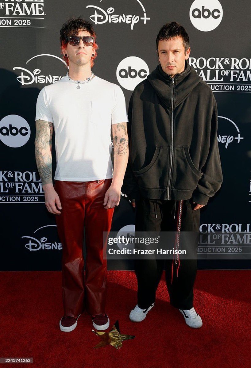 KEONSEAST's tweet photo. why are they standing like they are penguins that magically turned into humans https://t.co/wMFks6YSna