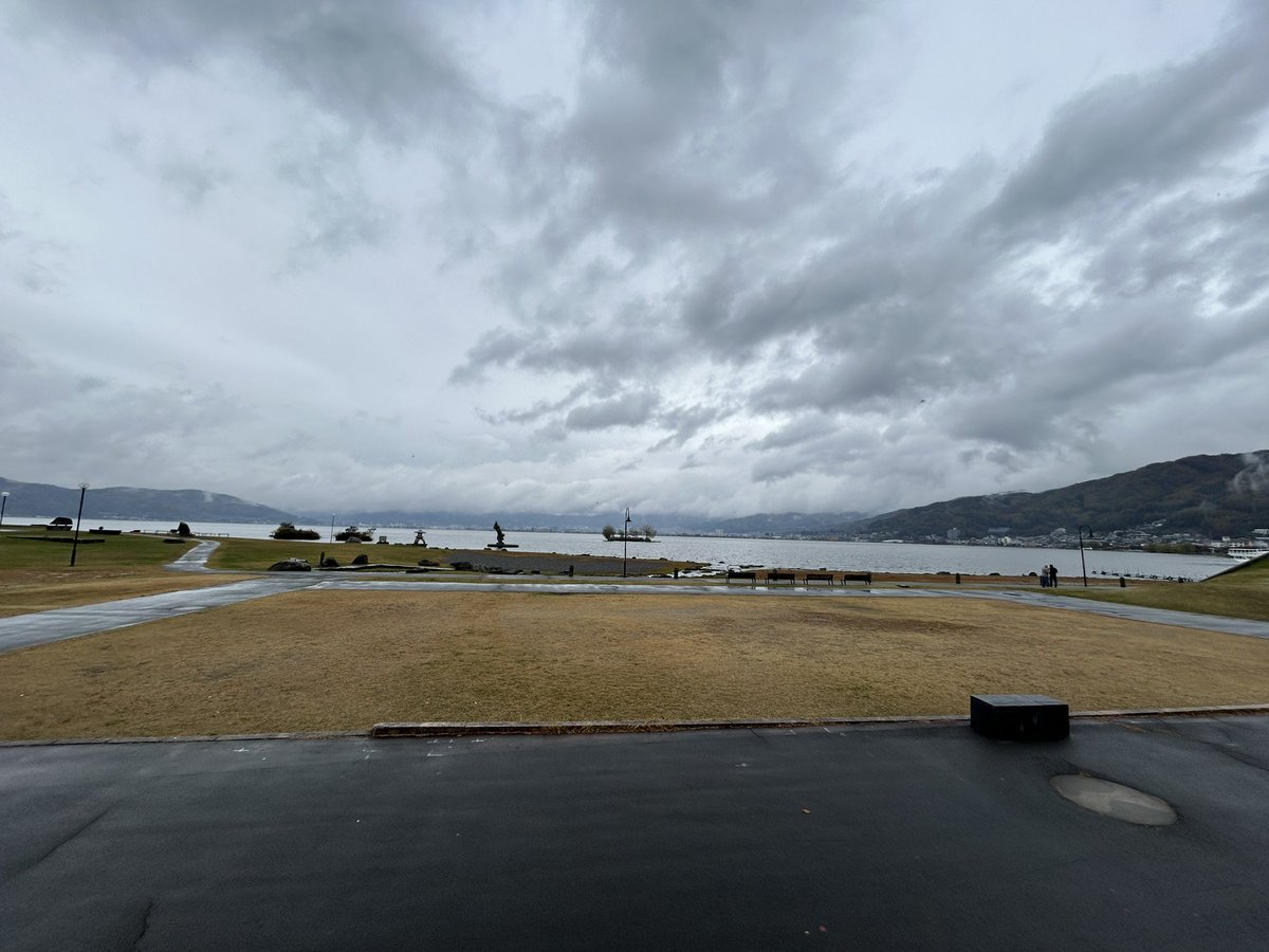 昨日はありがとうございました！

諏訪湖の気持ちよさよ。
今の諏訪湖、雨は雨で雲が近くて☁️良い。

人が作るものと、作れないこの大自然をフェス会場にさせてもらって宇宙的感謝です。

ローカル最高！
ビバ・ローカル！

また来年も一緒に音楽フェス楽しみましょう！

#ヨコフェス諏訪