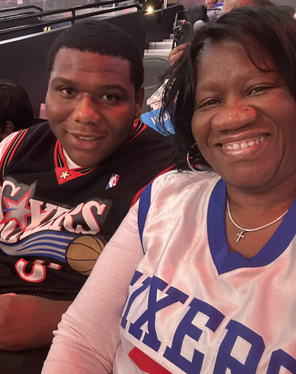 EAGLESHIRLEY's tweet image. Yes, my area and I am rocking @yungsmoove21 and gson @khikeezy58 rocking @alleniverson Let’s get this win tonight! #BrotherlyLove