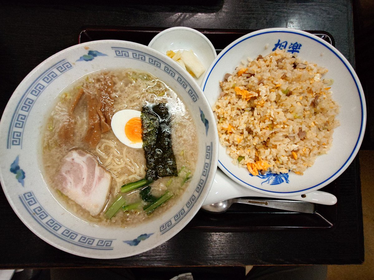 ado0217's tweet photo. 厚木市中町
ラーメン相楽　#ラーメン　#餃子
チャーハンとラーメン　1010円など
厚木市バスセンターの裏にあるちょっと廃墟系な外観の町中華のお店です。
ラーメンはこってりを選ぶとあっさり醤油＋背脂で良い感じのこってりさ。
チャーハンはフワパラでおとなしめな味付け。 https://t.co/XsMF2a4Gsn