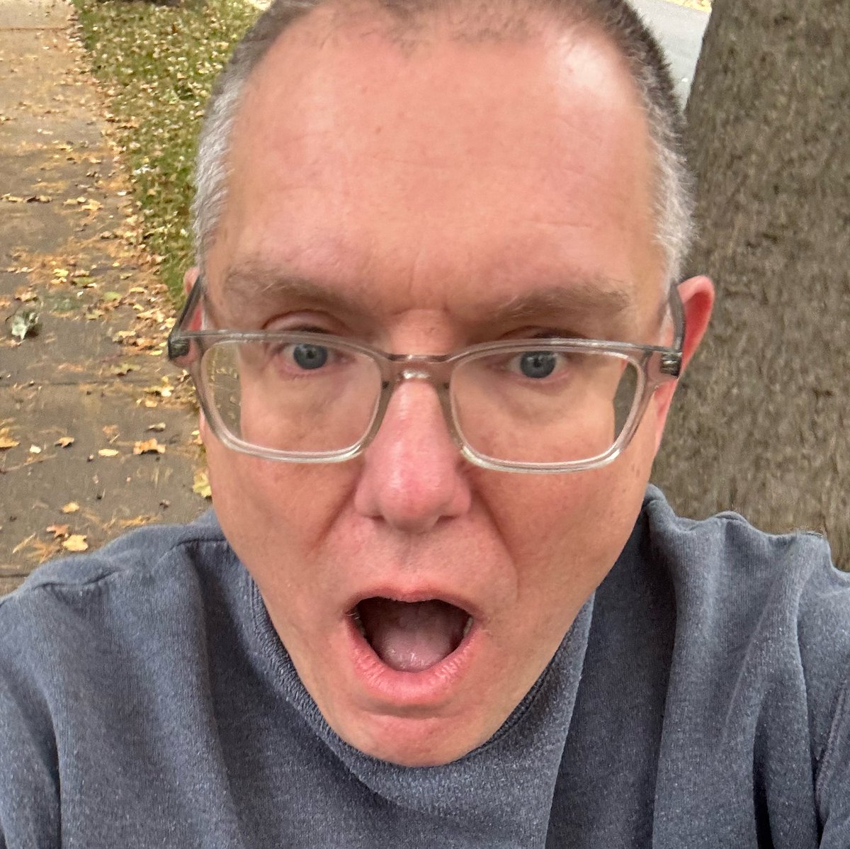 HungRon9's tweet image. And then he pulled down his pants.