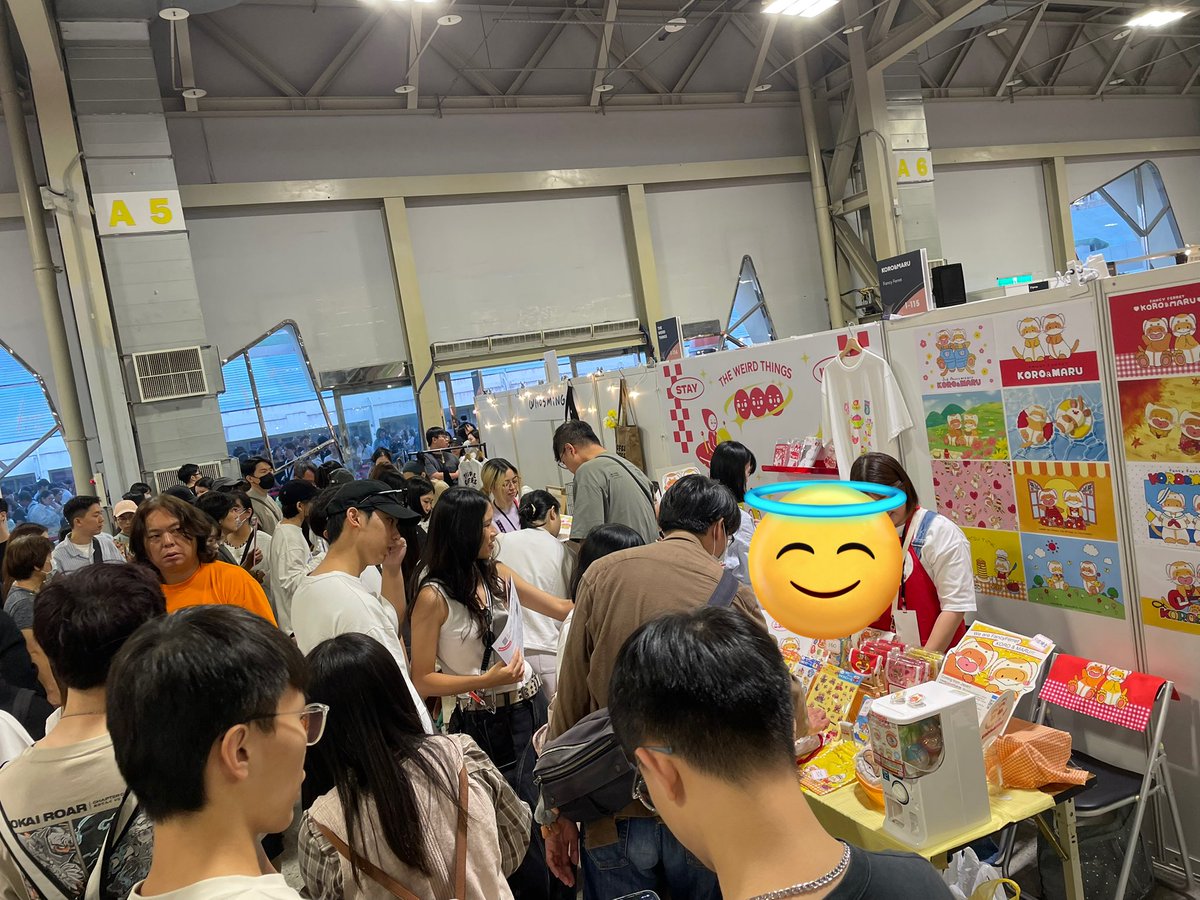 今日は台北にてPinkoi Design Fest、3日目〜‼️
7じはんまでなのに4時過ぎには、人が多すぎて入場締め切られたりで、大盛況みたいです。

写真は変な格好の私と、めっちゃ仲良くなったと勝手に思ってるお隣ふみちゃん<a href="/fmkrmr/">いたちごっこ🍉</a> 
お互い知らん間に写真撮りあってた🥳