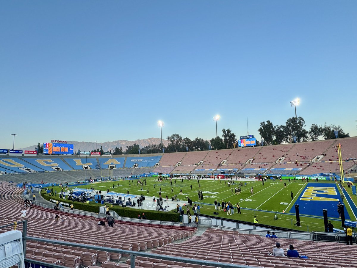 _AsianJoe's tweet image. The infamous sunset at the Rose Bowl 
#Huskers #GBR