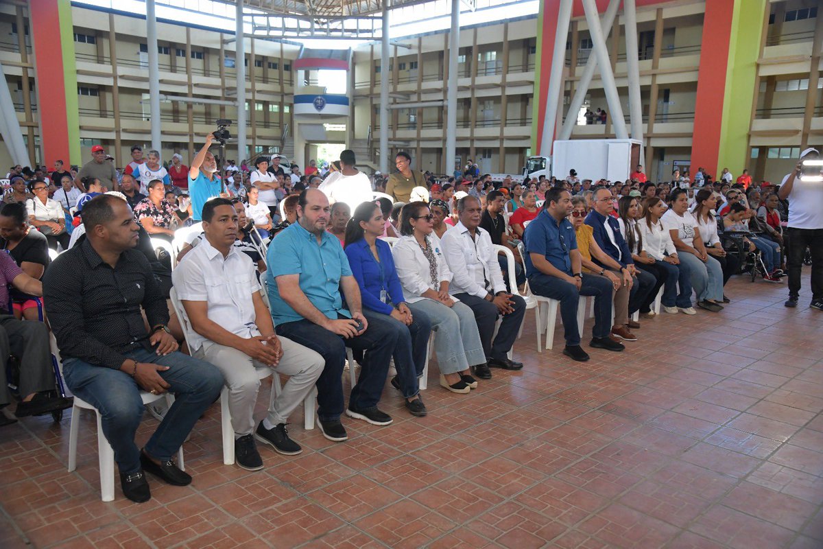 arturoheinsen's tweet image. Un día lleno de esperanza junto a @BennyMetz en la jornada “CONADIS para todos”: más de 600 personas con discapacidad recibieron atención médica gratuita. Gracias a quienes hicieron posible este acto de solidaridad. #PuertoPlata #CONADIS