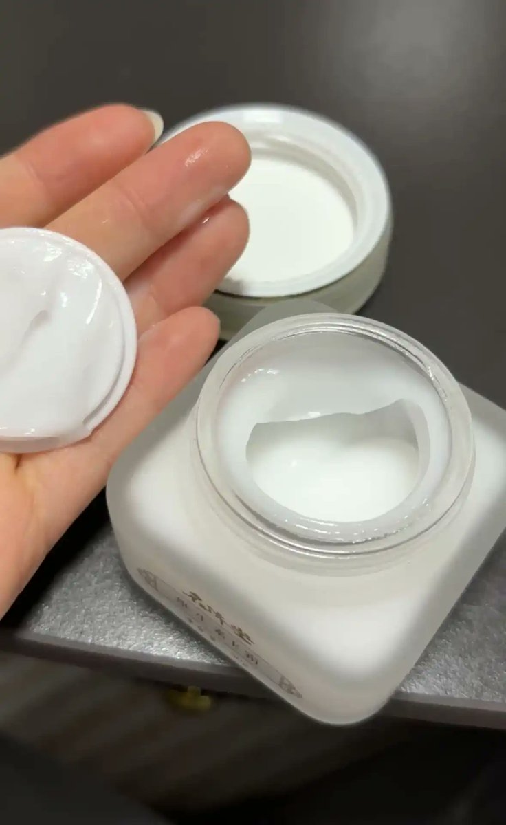 atcmdhgas's tweet image. Do you almost always do your skincare routine at night? #HolidayRoutine