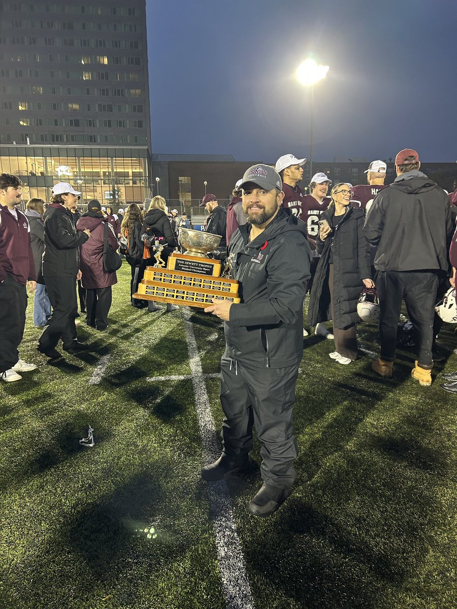 MrJSamps's tweet image. Loney Bowl champs! @SMUHuskies @smuFTBL @AUS_SUA @USPORTSca #GoHuskies