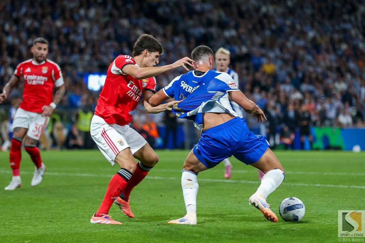 🚨 O que estas imagens têm em comum? A incompetência da arbitragem portuguesa.

O campeonato vai ser decidido fora das 4 linhas.

Farioli “dixit” e com razão:
-“toda a gente quer deitar o FCPorto abaixo. É tempo de unir todos os que amam o FCPorto”.

Em Famalicão será contra 15.