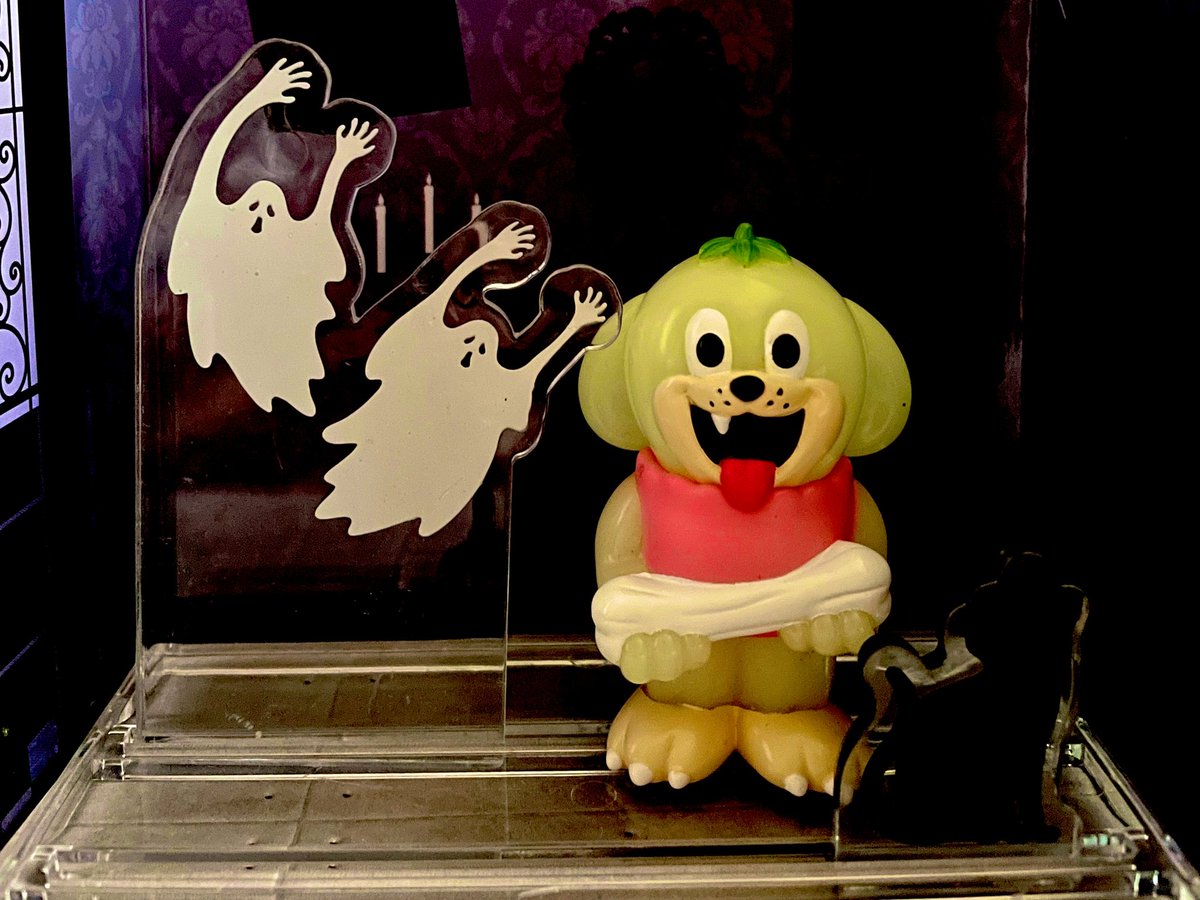 rayflo_pop's tweet photo. セリアでハロウィンの撮影セット？買ったのすっかり忘れてハロウィン過ぎたよね😇せっかくだから家にいるハロウィン合いそうな子たちで撮ってみた📷半分骨になってるyukiちゃんが一番怖いと見せかけてUluruが一番怖いか？持ってるのなんの骨…？😇
#ゴースティー
#POPMART #yuki
#VAG #Uluru
#Shinwoo https://t.co/wHMh8esx5M
