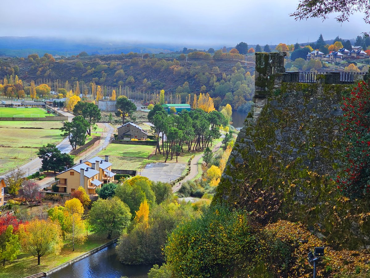 Cuando Puebla de Sanabria se viste de otoño, el paisaje parece pintado con mil tonos de oro y cobre. Desde la muralla del castillo, el río refleja la calma de un pueblo en el que es imposible no detenerse a admirar su belleza.  #ZamoraEsencialmente <a href="/tursanabria/">Turismo en Sanabria</a>
@turismosanabria