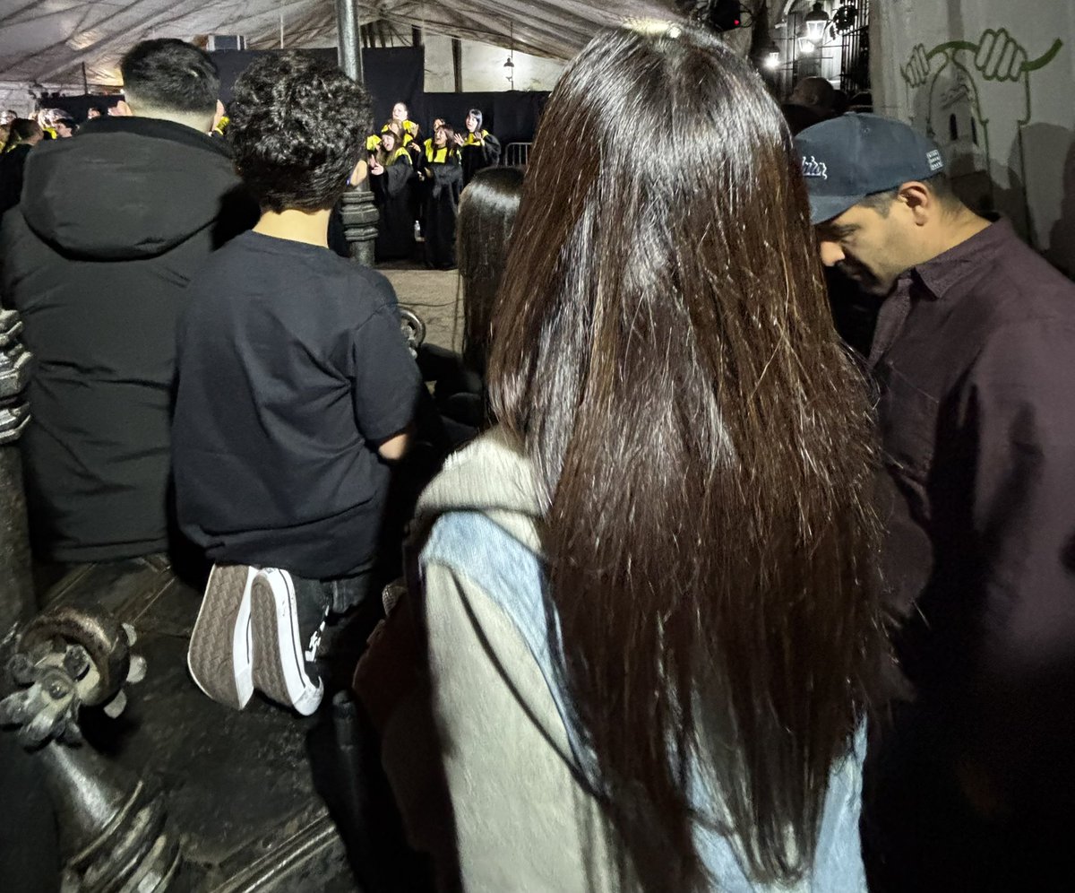 La Noche de los Museos en el Cabildo, llevé a mi sobrino fascinado con la música del Coro Gospel. Nuestra <a href="/rarayencendida/">∀ᴚ∀ᴚ</a> la rompió porque es la UNO. La última foto es simplemente porque estoy muy bien de pelo.