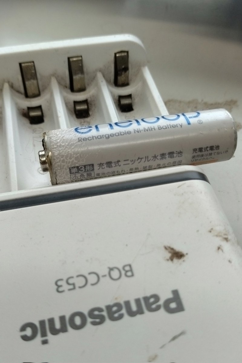 Td48148_4001M's tweet image. 今日は普段より30分程早くボンネット広場に着いて車内開放準備
出札の椅子に座ったら火のないところから煙…
完全に自然発熱でボヤ
コンセントに挿してもいなかったので、これからエネループは危険と判断し、順次撤去、廃棄していきます。