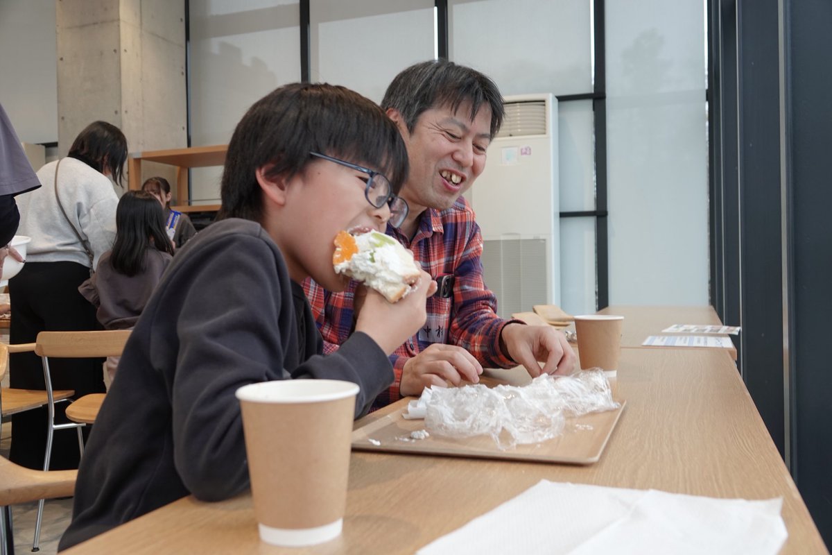 kubotaagrifront's tweet photo. 🍊🍇『食べるを学ぶ』ワークショップ🍊🍇
フルーツサンドやMIX BIKEジュースづくり体験を通し、たくさんの笑顔と学び、そして「おいしい!」の声が溢れていました☺️
明日は12:30~16:30にて開催!
事前予約不要・参加費は500円です✨
皆さまのご参加をお待ちしております🙌🏻
#AGRIWEEK https://t.co/gJgsX7LGoT