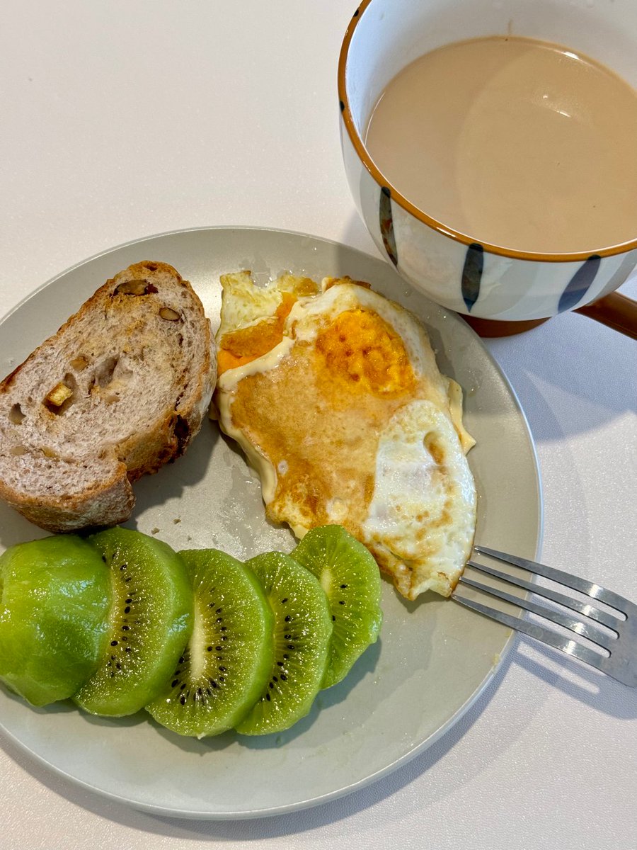 Rayvcallace's tweet image. シンプルな朝ごはんでも、ゆっくり幸せを感じられるね
