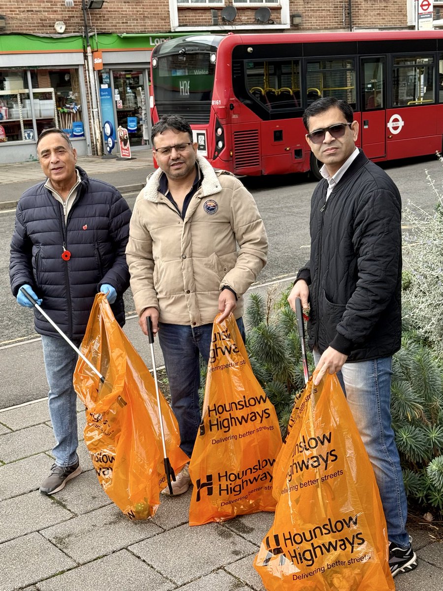 Community Litter-Picking Session at Sparrow Farm Drive, Feltham North , working together to build a cleaner and greener ward.<a href="/SeemaMalhotra1/">Seema Malhotra MP</a> <a href="/reachfeltham/">Reach Academy Feltham</a> <a href="/hmyoifeltham/">@HMYOIFeltham</a> @
