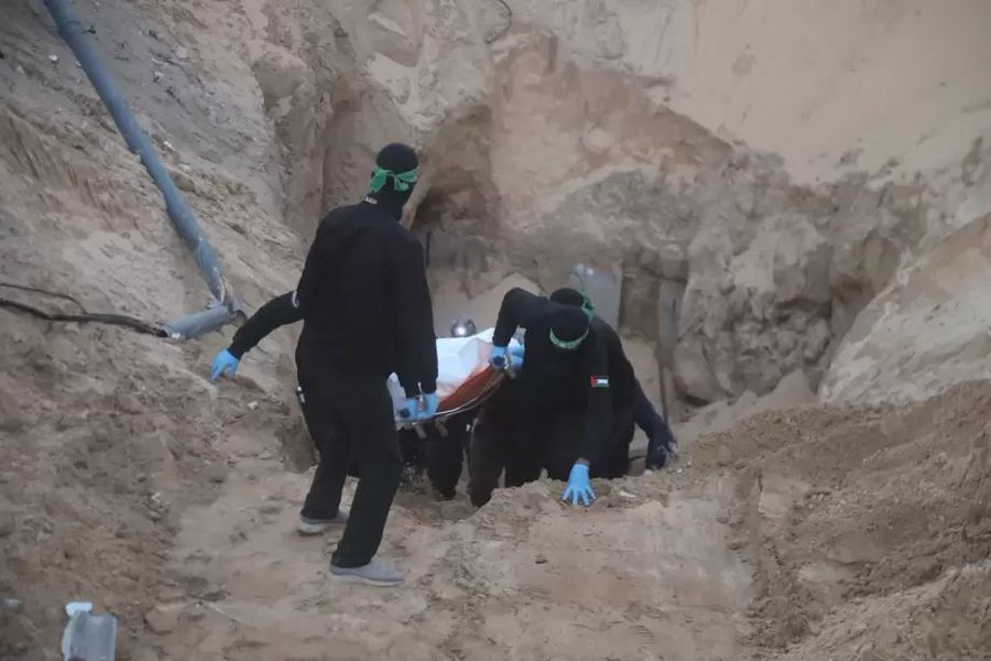 إلى أعدائنا الإسرائيليين:
انتشال 6 جثامين لأبطال كتائب القسام خلال انتشال جثة الضابط الإسرائيلي هدار جولدن؛ الذي كان أسيراً في غزة منذ سنة 2014 يؤكد أن رجال وحدة الظل كانوا يحرسون ضابطاً إسرائيلياً على قيد الحياة!
فهل يمكنني القول: إن الطائرات الإسرائيلية بصواريخها الأمريكية هي