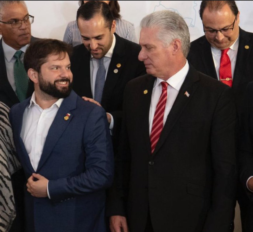 El presidente de Chile saludando al presidente de Argentina y al dictador de Cuba | 🇨🇱🇦🇷🇨🇺