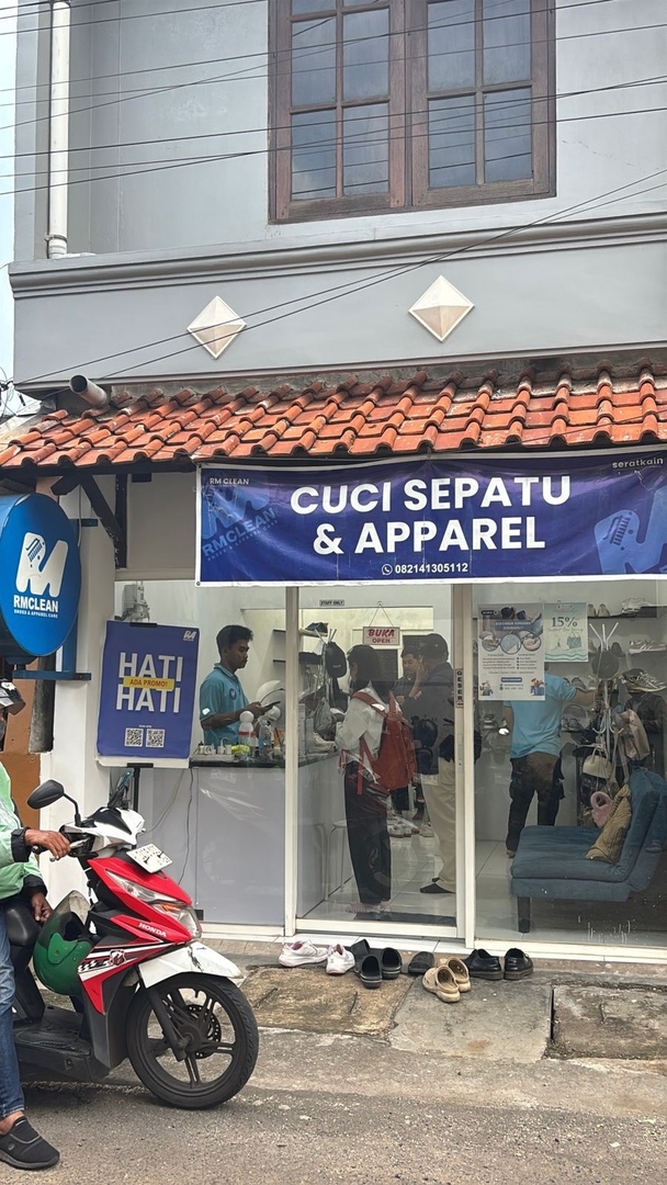 undipmfs2's tweet image. -dips! mau nyuci sepatu aja antri woy bener bener dah cuaca di tembalang ga ketebak, tapi seneng sih laundry langgananku dinotice warga temcy 🤭