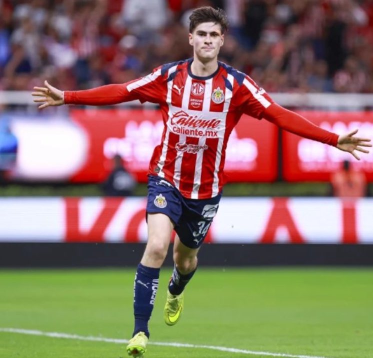 albertolati's tweet photo. Una sensacional segunda mitad de torneo califica directo a Chivas. En un proyecto lastrado por la falta de gol, la irrupción de Armando González ha sido providencial. Sobra decirlo, a un club que se dice grande no le puede bastar esto. Apenas comienza lo importante: para el Rebaño en el torneo y para la Hormiga en su carrera.