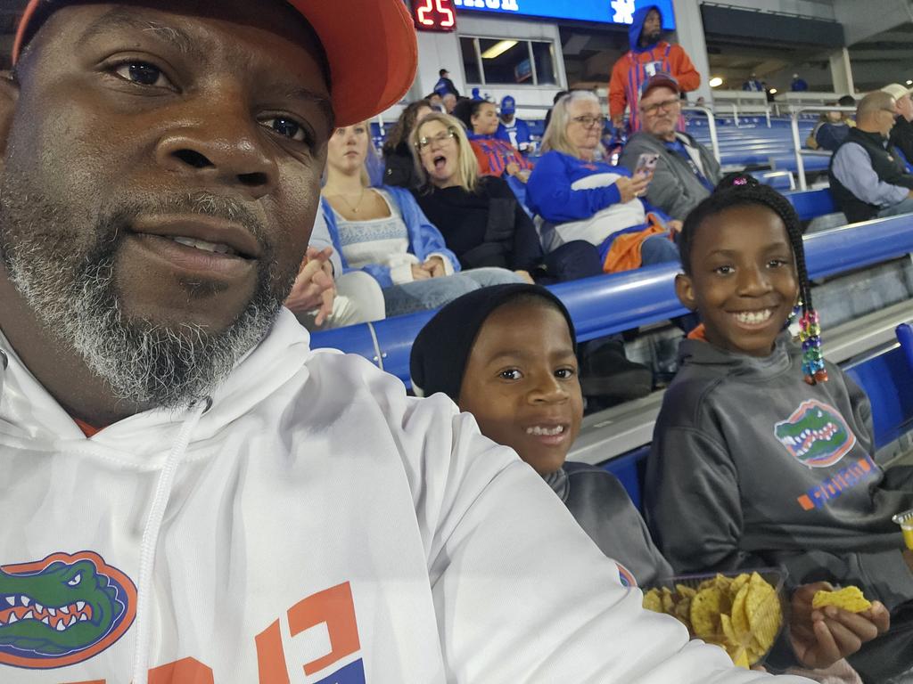 We hanging out! The boy talking cash money to KY fans!🤣
