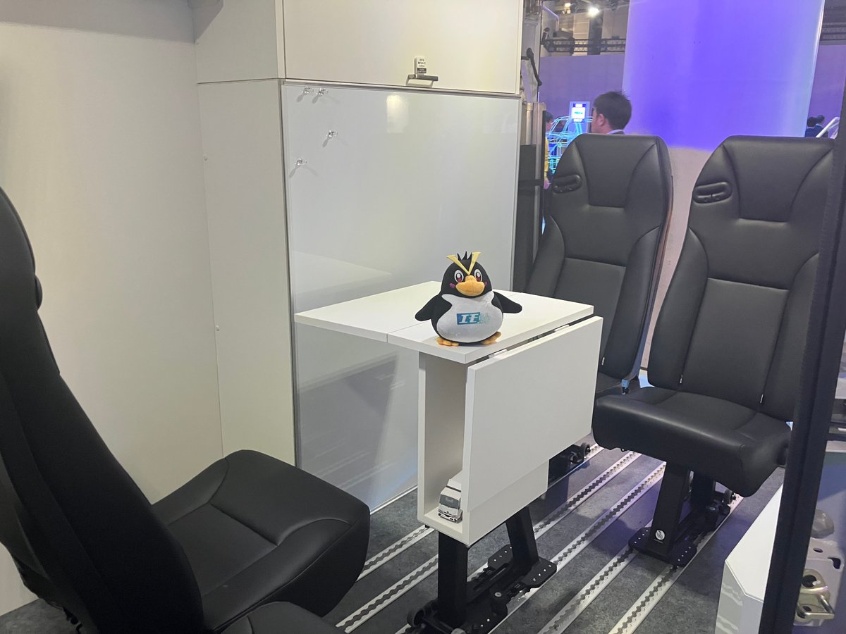 【#JMS2025 本日最終日！】
日野ブース以外でも会場を盛り上げています✨
TFT2035（西2ホール）に展示している #日野デュトロZEVモバイルオフィス は、災害時などでも活躍できる架装です！ぜひ、こちらもお見逃しなく！👀
#HINO  #いくっしょモビショー