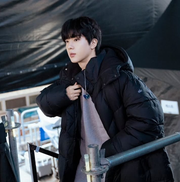 JinBase_'s tweet image. Good Morning☀️

I’m voting #Jin for #2025MAMAVOTE