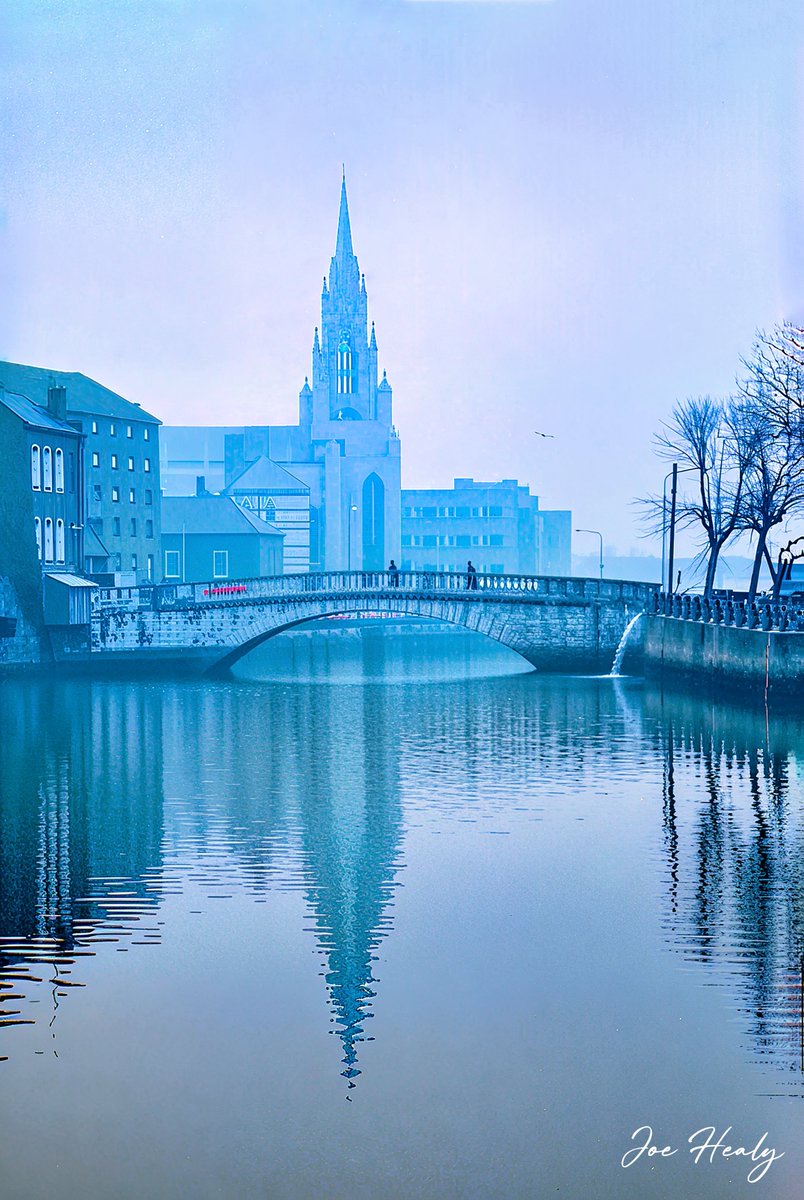 JTPHealy's tweet photo. Crossing Parliament Bridge on a misty morning in the mid-eighties #Cork #Ireland https://t.co/ZOFFTo3Msx