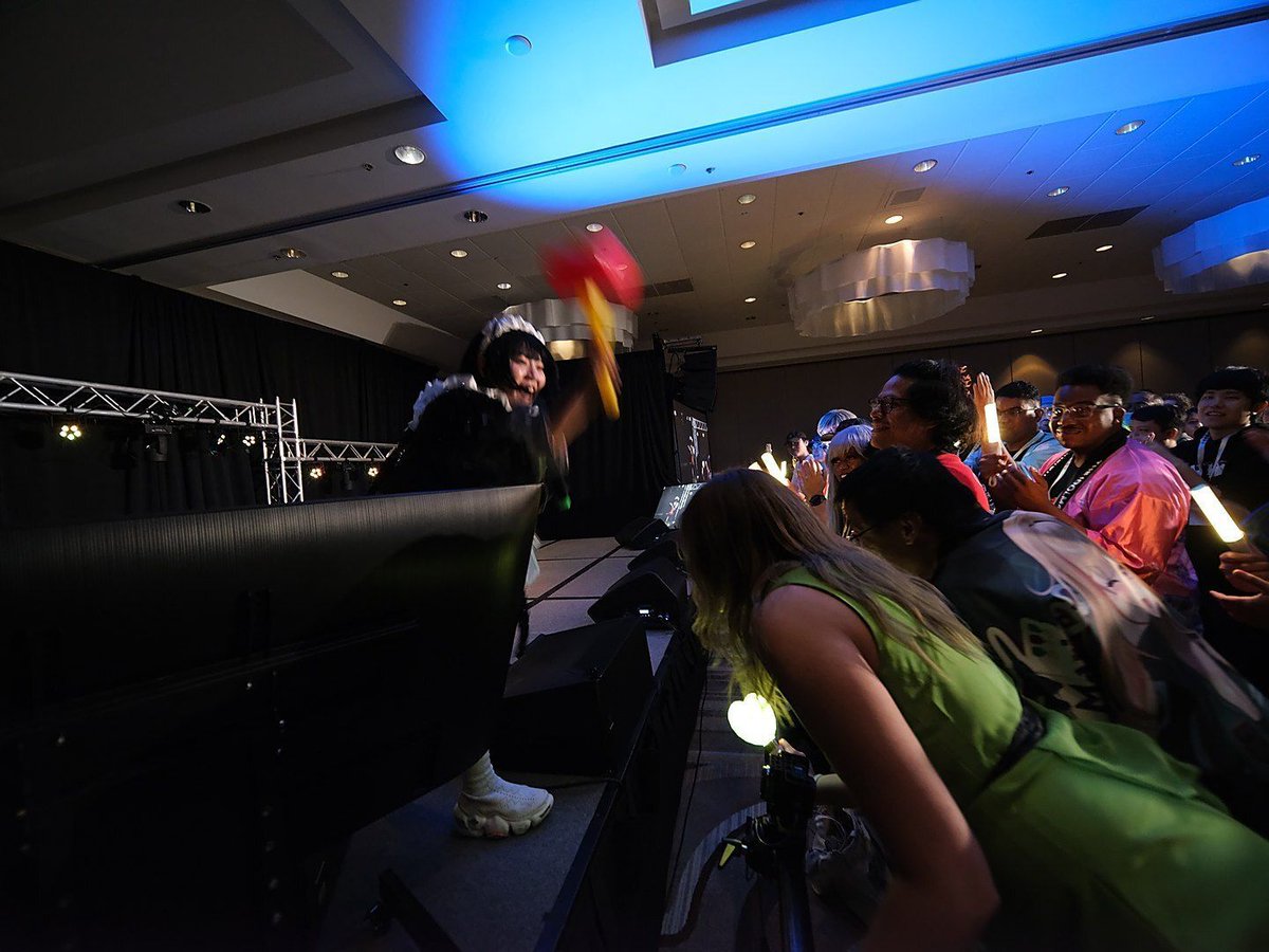 HeyItsSeymour's tweet photo. Took pictures of Yurapico at US Idolfes. She really knows how to work a crowd, and I've never seen anyone crowd-surf with a pool toy before. #USIF #USIF2025 #USIdolFes https://t.co/328sq3TcNy