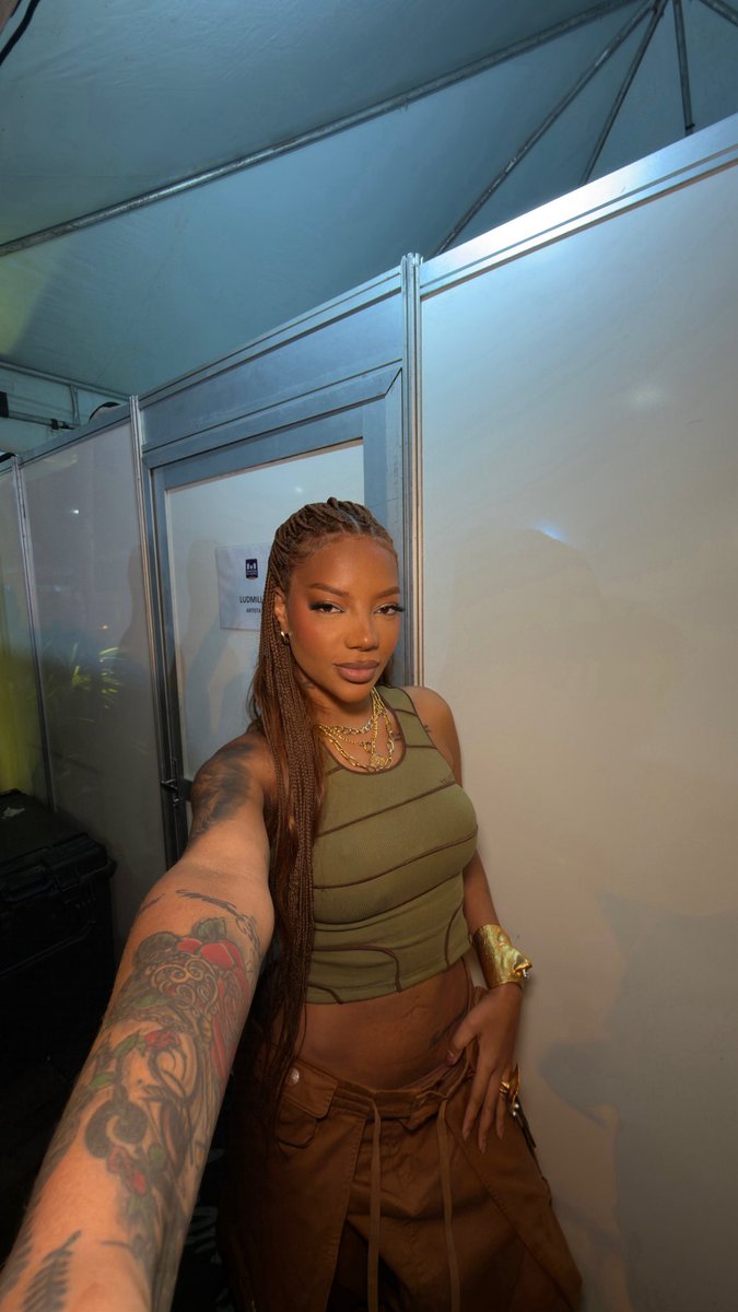 Avisa que a mamãe da Zuri tá on e já já sobe no palco da Maratona da Alegria 💅🏾