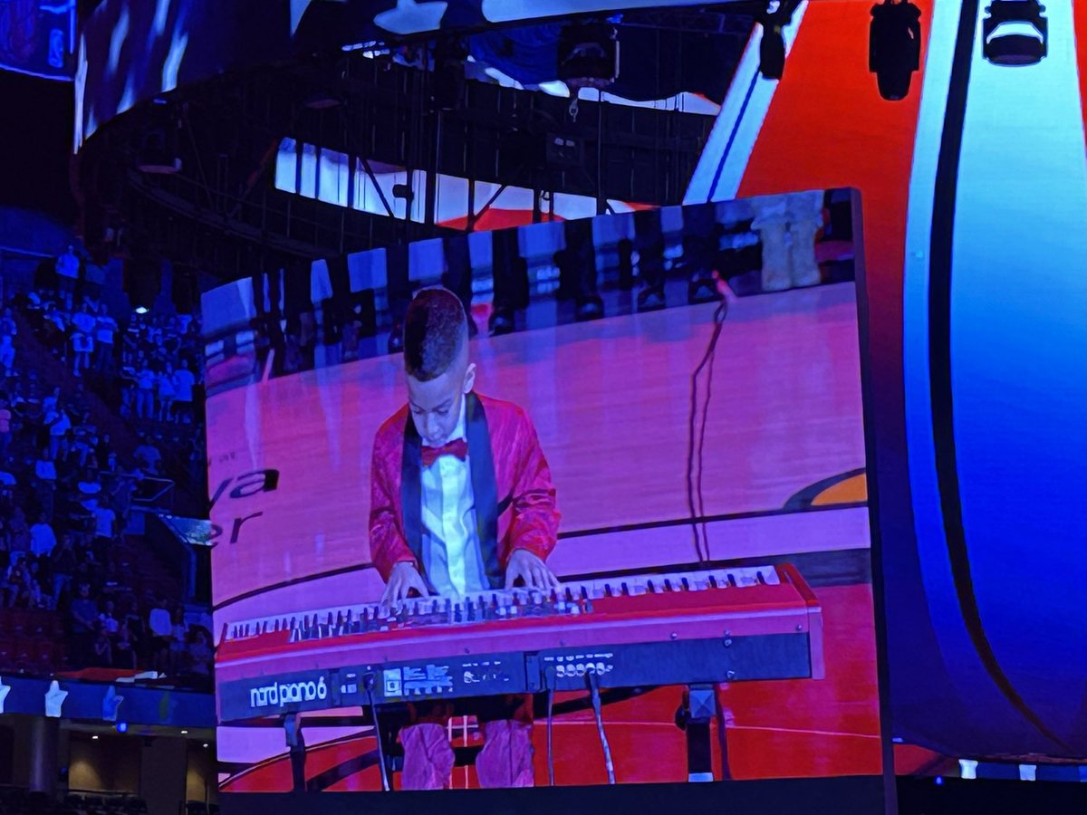 Back in the room where Heat happens, with the <a href="/realtuffjuice/">Caron Butler</a> jersey🔥 A seven year old boy played the anthem on piano and absolutely killed it 👏🏻👏🏻👏🏻