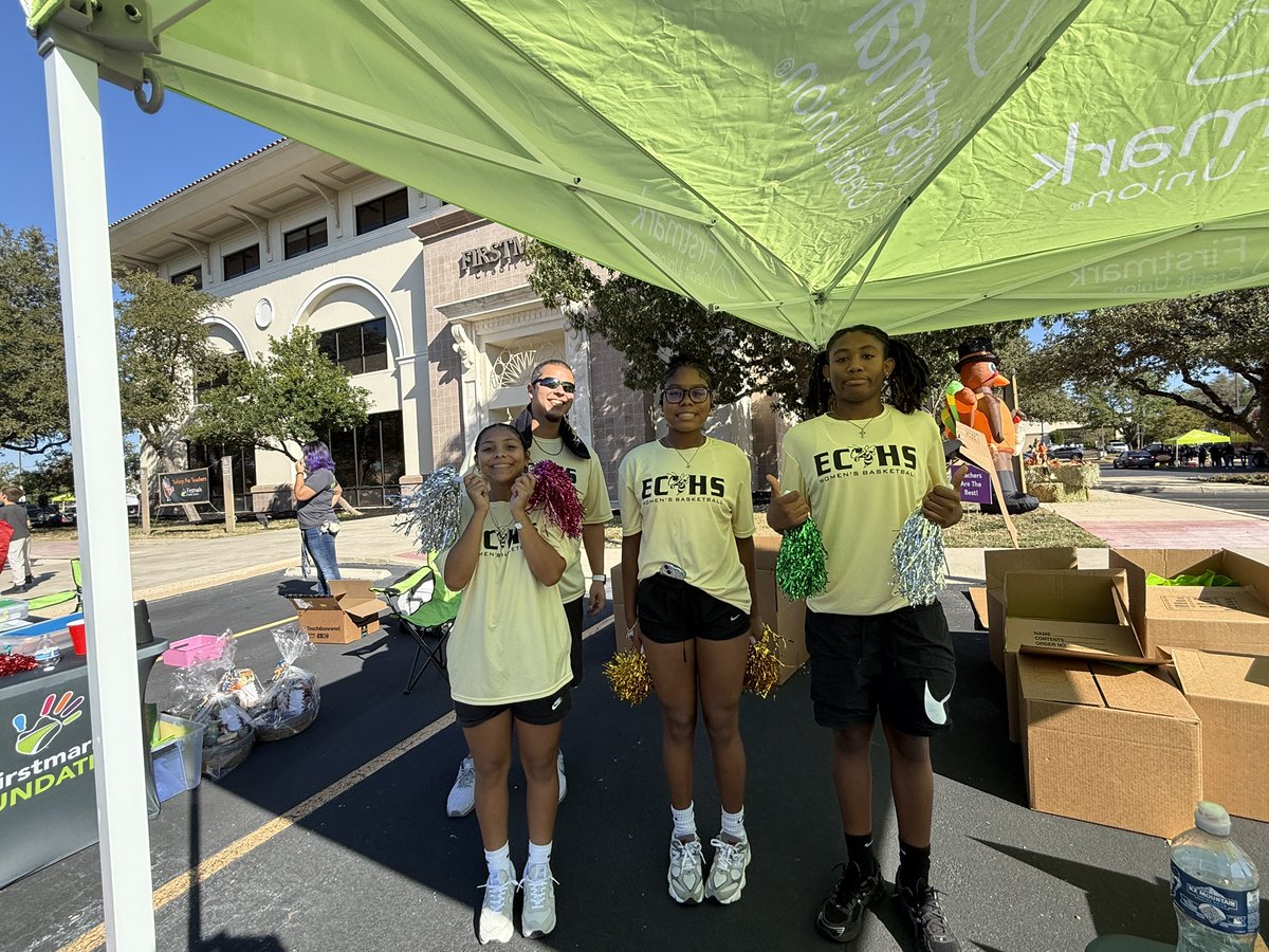 _ECGBasketball's tweet image. After a successful night for our basketball program, our ladies were up and out early this morning assisting with @FirstmarkCU Turkeys for Teachers. #servantleader #beyondthegame #blueprintforsuccess