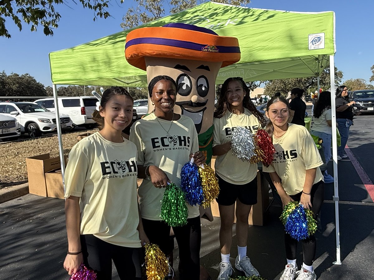 _ECGBasketball's tweet image. After a successful night for our basketball program, our ladies were up and out early this morning assisting with @FirstmarkCU Turkeys for Teachers. #servantleader #beyondthegame #blueprintforsuccess