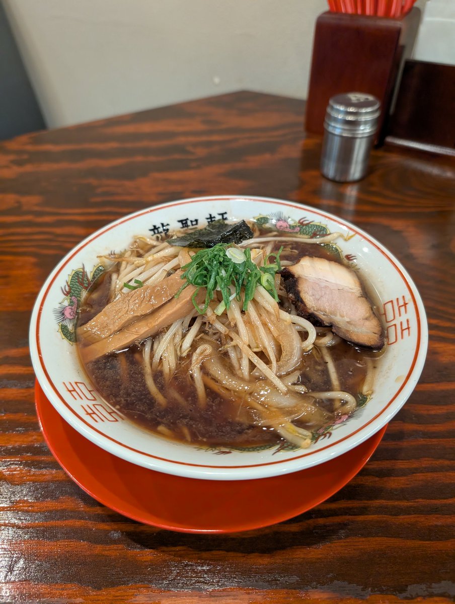 RyuseikenU's tweet photo. 本日のような寒い日にピッタリ！

町田龍聖軒11月限定ラーメン

「焦がし醤油ラーメン」

中華鍋で醤油を焦がして仕上げる熱々のパンチのある一杯となっております！

ご来店お待ちしております！ https://t.co/M9aixZqJi1