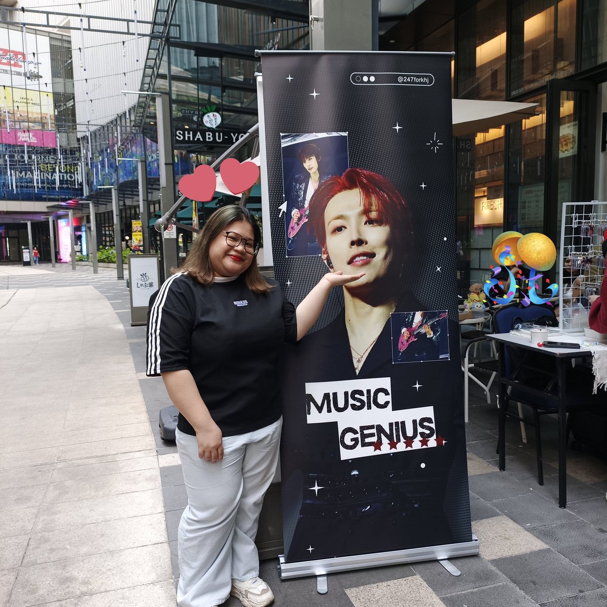 CH_aeri's tweet photo. 251108 • Kafe Dolce, Lalaport BBCC
💐HI, CHAE HERE 🥰
It's me again but this time with Captain Joong 🤭
Thanks to who help take my photo with banner 😘

#Track0711 #ForKHJ #ForKJH_FromKL https://t.co/dwRrbr0L5r
