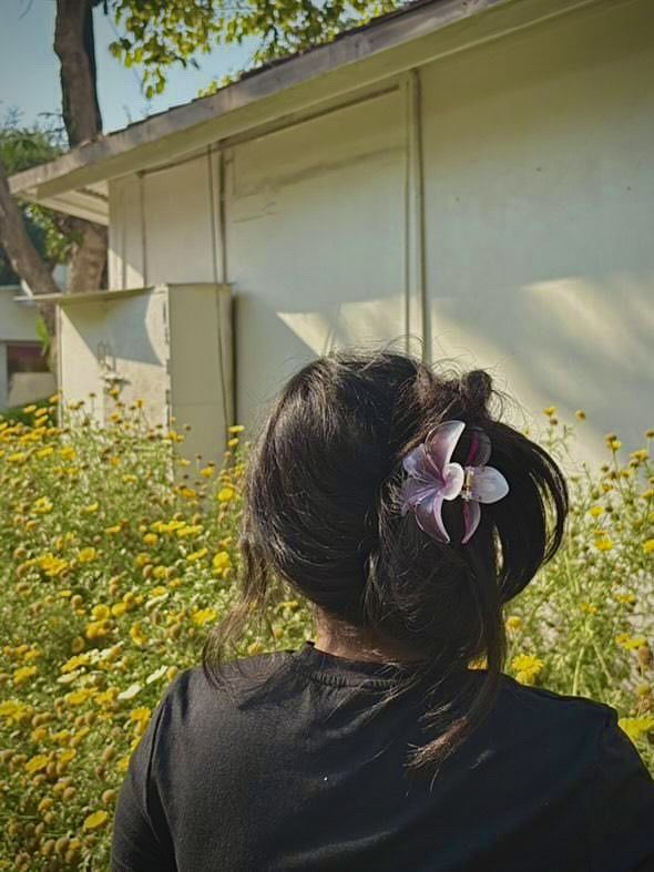 आजकल टूटते रिश्तों को देख कर ऐसा लगता है , लोग मर जाएंगे पर कोई दफनाने नहीं आएगा ।

Looking at the breaking relationships these days, it seems as if people will die but no one will come to bury them.

𝐆𝐎𝐎𝐃 𝐌𝐎𝐑𝐍𝐈𝐍𝐆 $ 𝐇𝐚𝐩𝐩𝐲 𝐒𝐮𝐧𝐝𝐚𝐲
🥰🥰