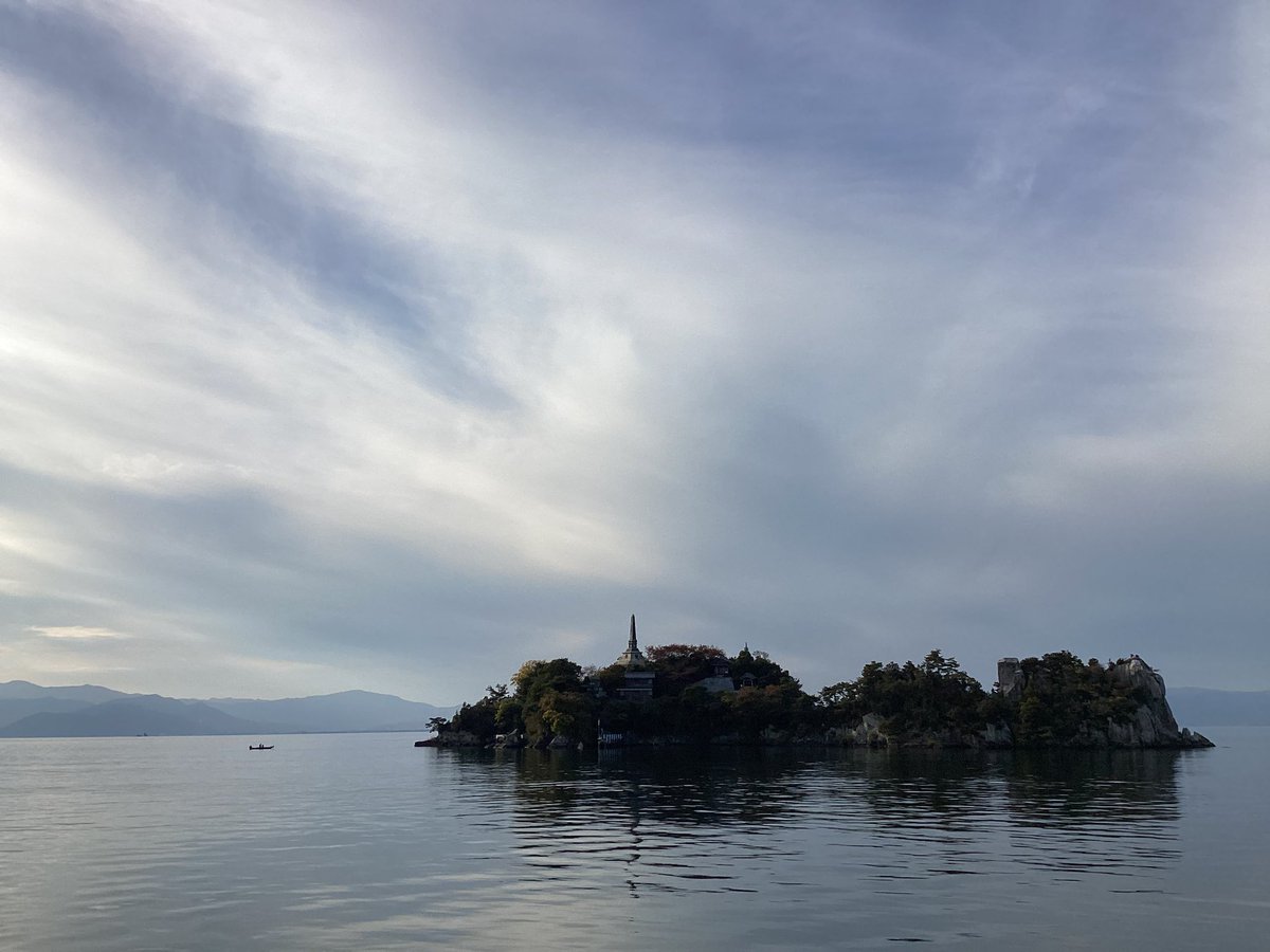 OHMImarine_0619's tweet image. 紹介します✨

昨日の多景島の様子です‼️
びわ湖に浮かぶ島で、島全体がお寺になっています！！

とても小さな島ですが、神秘的で癒されますよ〜🌈🌈

#オーミマリン　#多景島　#びわこ　#彦根港