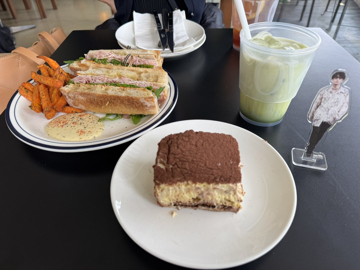 Mana321Takeru's tweet image. 美味しいスイーツたち🍰🍌
たけ友さん達たくさん
いらっしゃいました🌿🤭

#佐藤健TikTok  #韓国②
🔹vt.tiktok.com/ZSyCS2r7G/