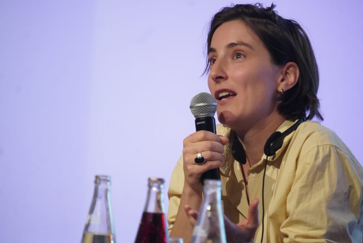 hayfestival_esp's tweet photo. La escritora francesa Mathilde Forget compartió en #HayArequipa la historia detrás de Por voluntad propia, una novela breve y punzante que expone cómo la violencia puede esconderse en el lenguaje y en las instituciones. En conversación con Verónica Ramírez

@FrancePerou 
#libros #literatura