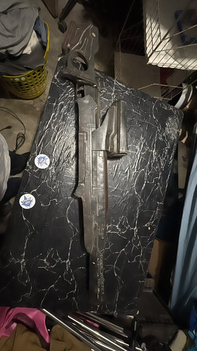 En el cuarto donde vivía con mis papás, encontré mi sniper del Gears of War, y en la punta, la leyenda "DragonSentence" 12 años que tiene ese nombre