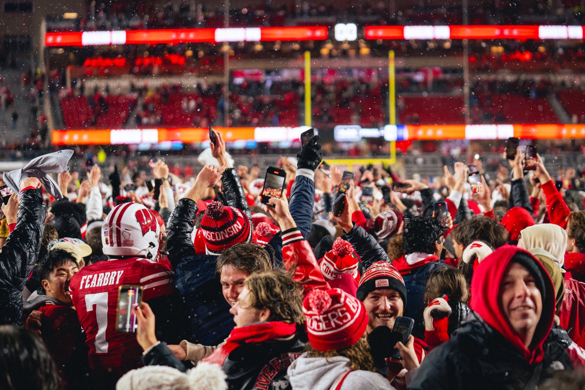 BadgerFootball's tweet photo. WEATHER ALERT: 100% chance of storms https://t.co/STtzBfMJTL