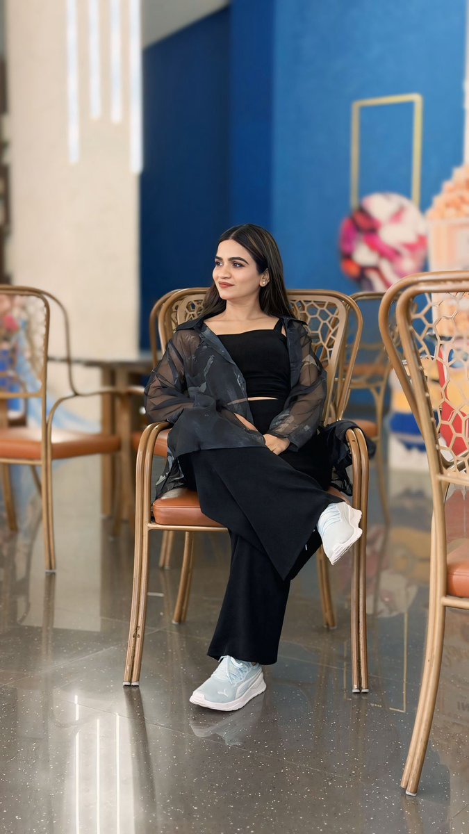 મજબૂત સ્ત્રી પોતાની શક્તિને તાજની જેમ પહેરે છે..!!