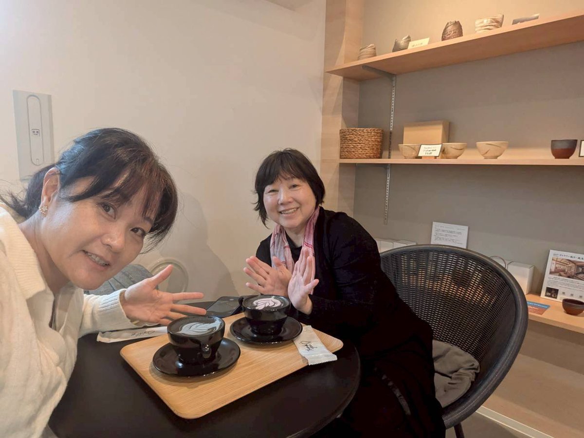 watasideikiru's tweet photo. fess coffee でブラックピンクラテ
@fes_coffee
焼津&用宗 Lushの聖地巡礼笑
もにゅそでLiveで盛り上がった翌日
最終日は雨☔
#焼津
#用宗
#fescoffee https://t.co/1cGWltRQBQ